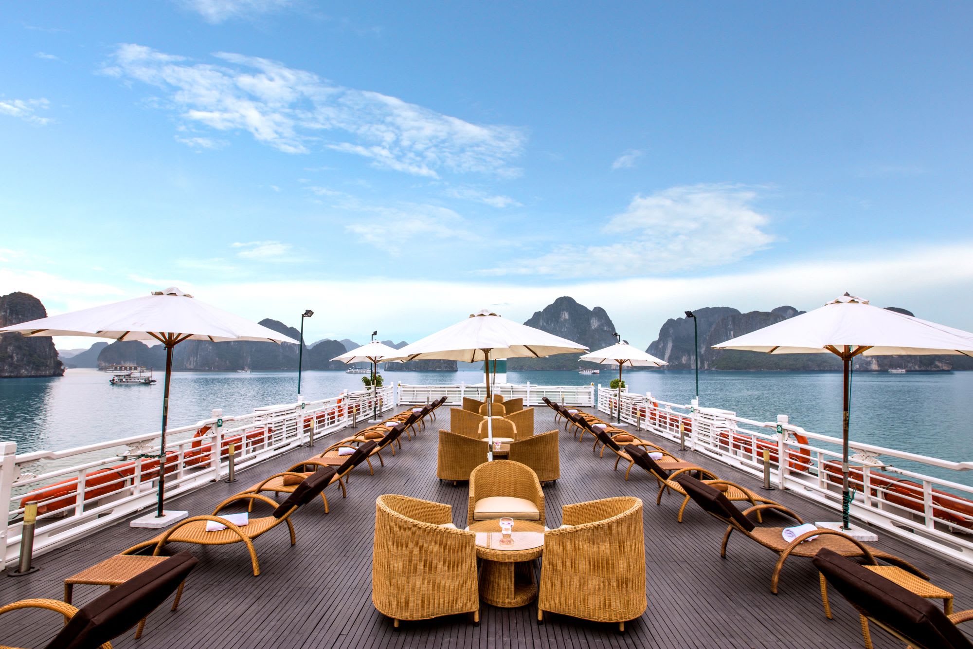 Halong Bucht Kreuzfahrten mit «The Au Co» 3D ab Hanoi: Sundeck - 1