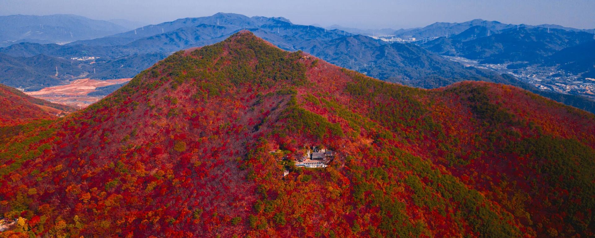 Les hauts lieux de la Corée du Sud de Séoul: View over Beomeosa temple in the mountains