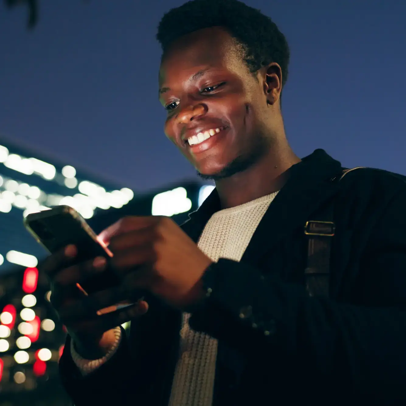 Một nhà giao dịch trẻ sử dụng thiết bị di động để giao dịch Bitcoin vào ban đêm