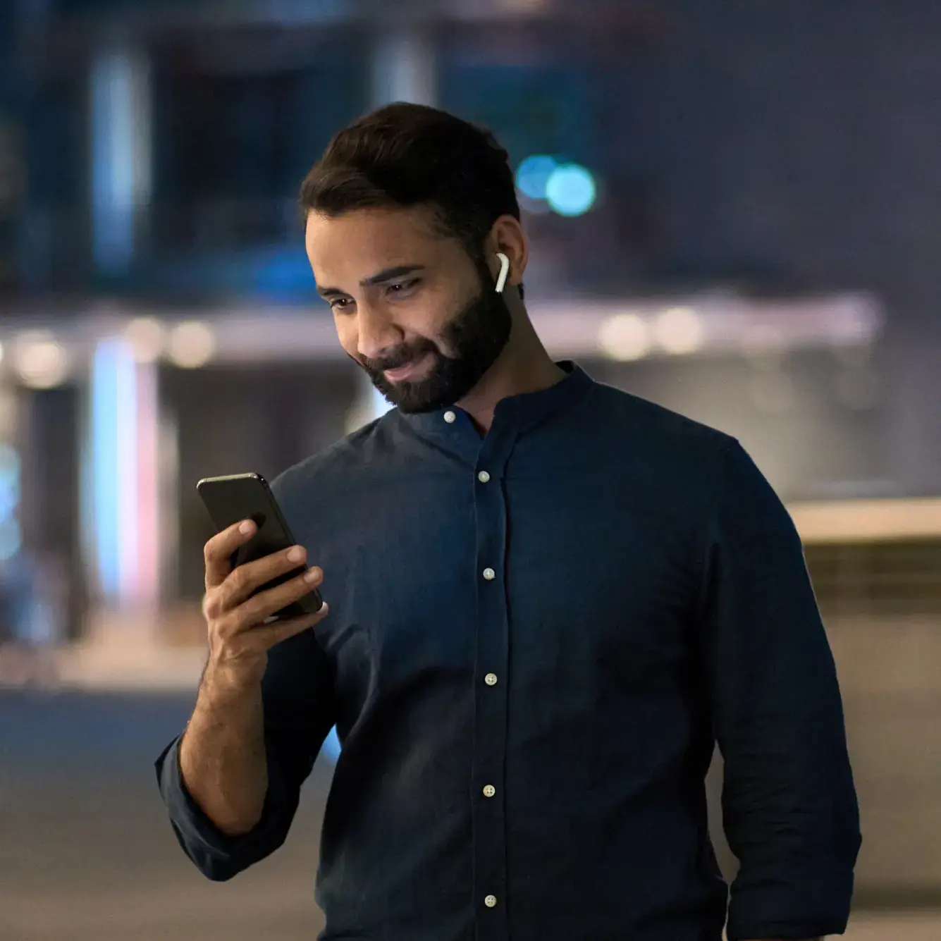 Nhà giao dịch nam kiểm tra nền tảng giao dịch Ethereum của Deriv trên thiết bị di động