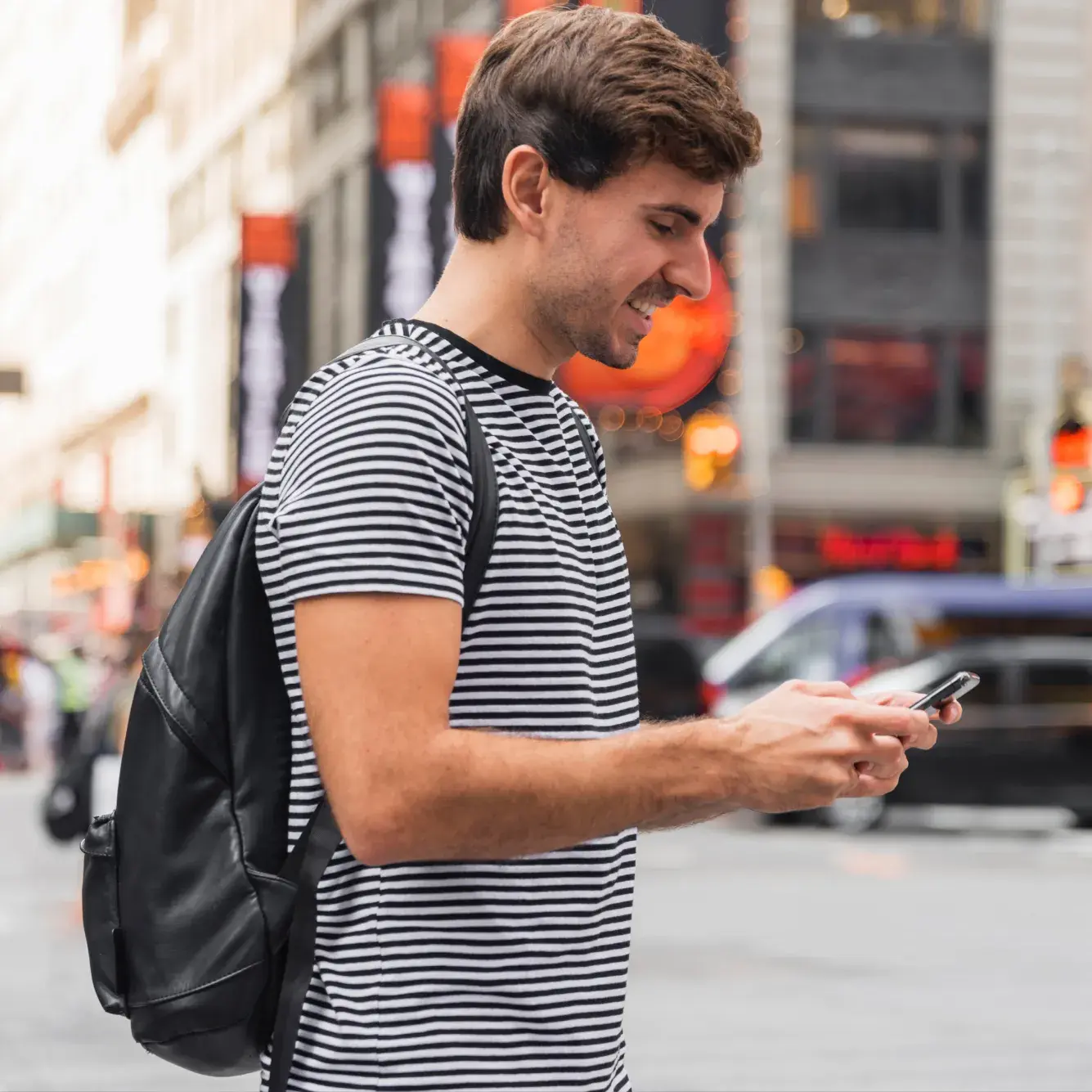 Trader a utilizar um telemóvel para realizar uma negociação do US SP 500 na Deriv