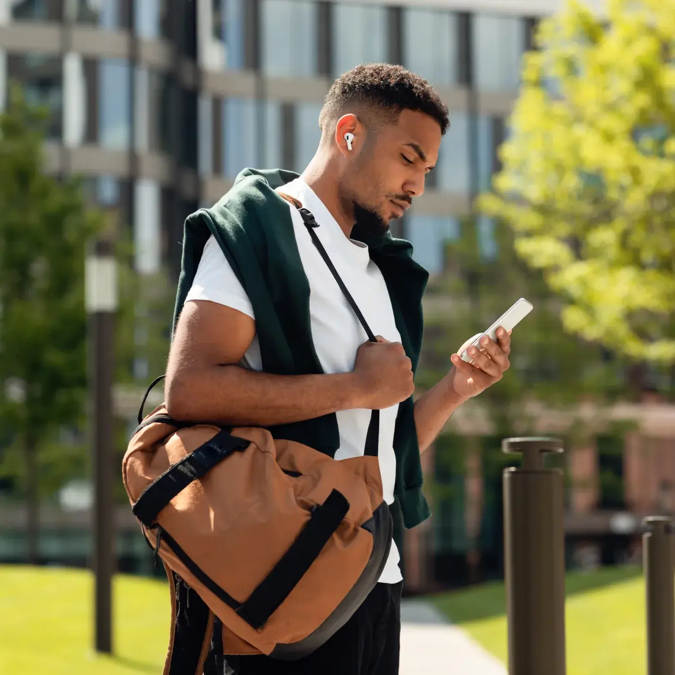 Trader a verificar preços do US Tech 100 numa plataforma de negociação móvel