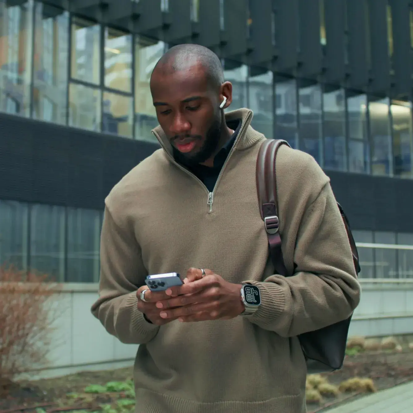 Trader a verificar os preços do Wall Street 30 numa plataforma de negociação móvel