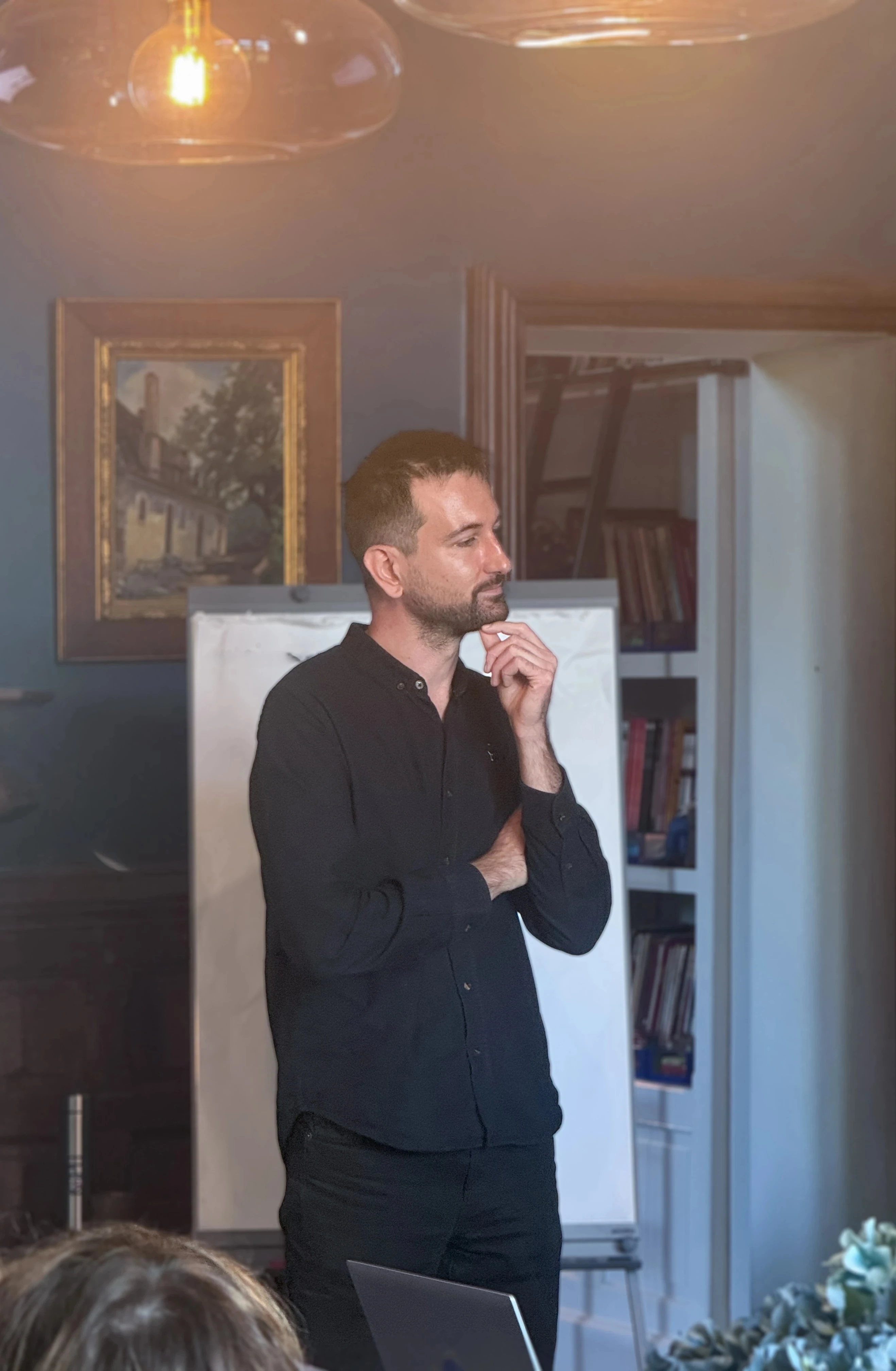 Présentation de Thibault expert Kapli expliquant une solution logicielle no-code sur mesure lors d’un atelier en Bretagne