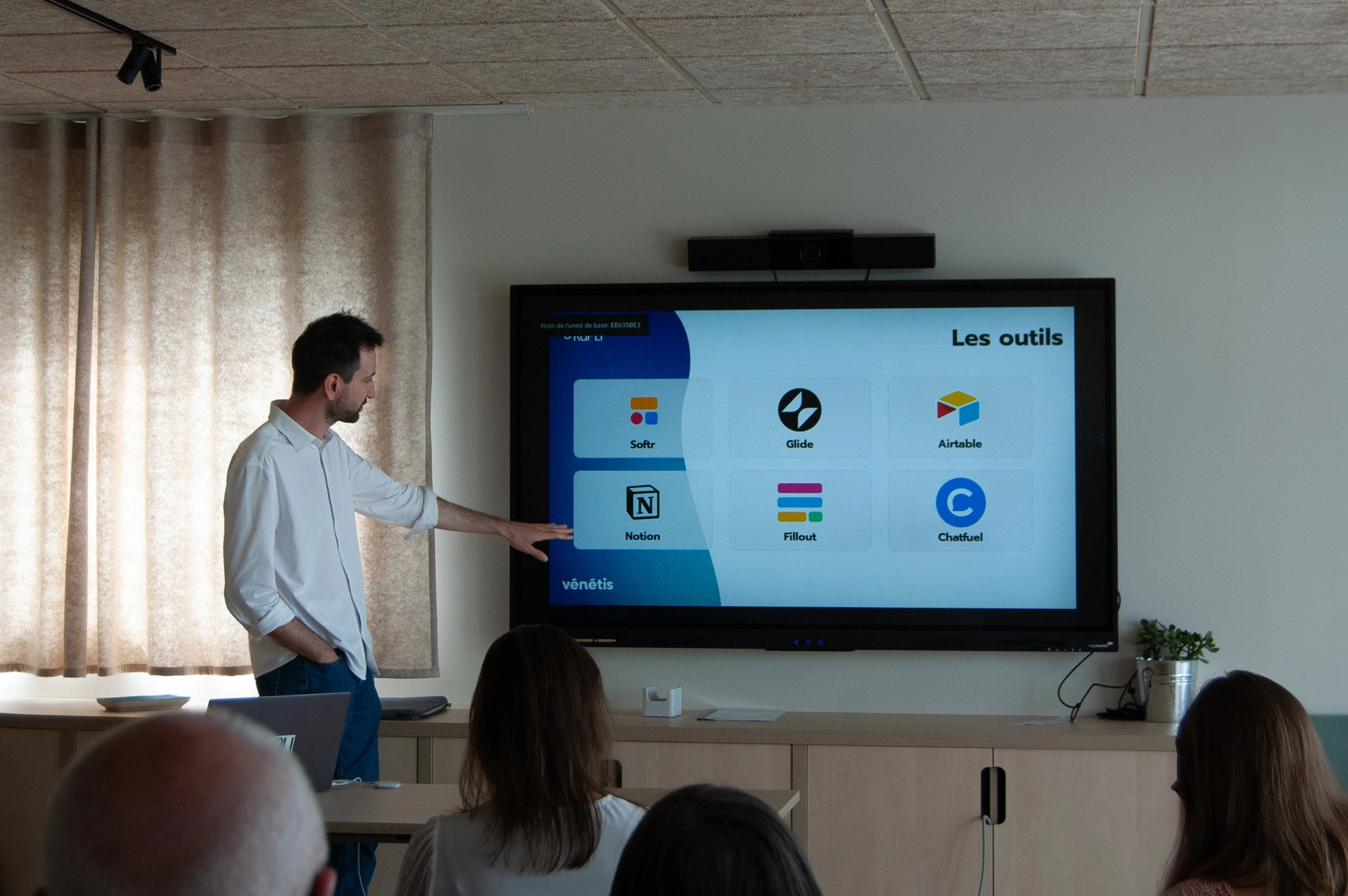 Un ordinateur portable affiche un scénario automatisé créé avec un outil no-code, Make. Des icônes reliées par des flèches illustrent l’automatisation d’actions entre différentes applications, optimisant les tâches répétitives et connectant les outils utilisés par les entreprises.