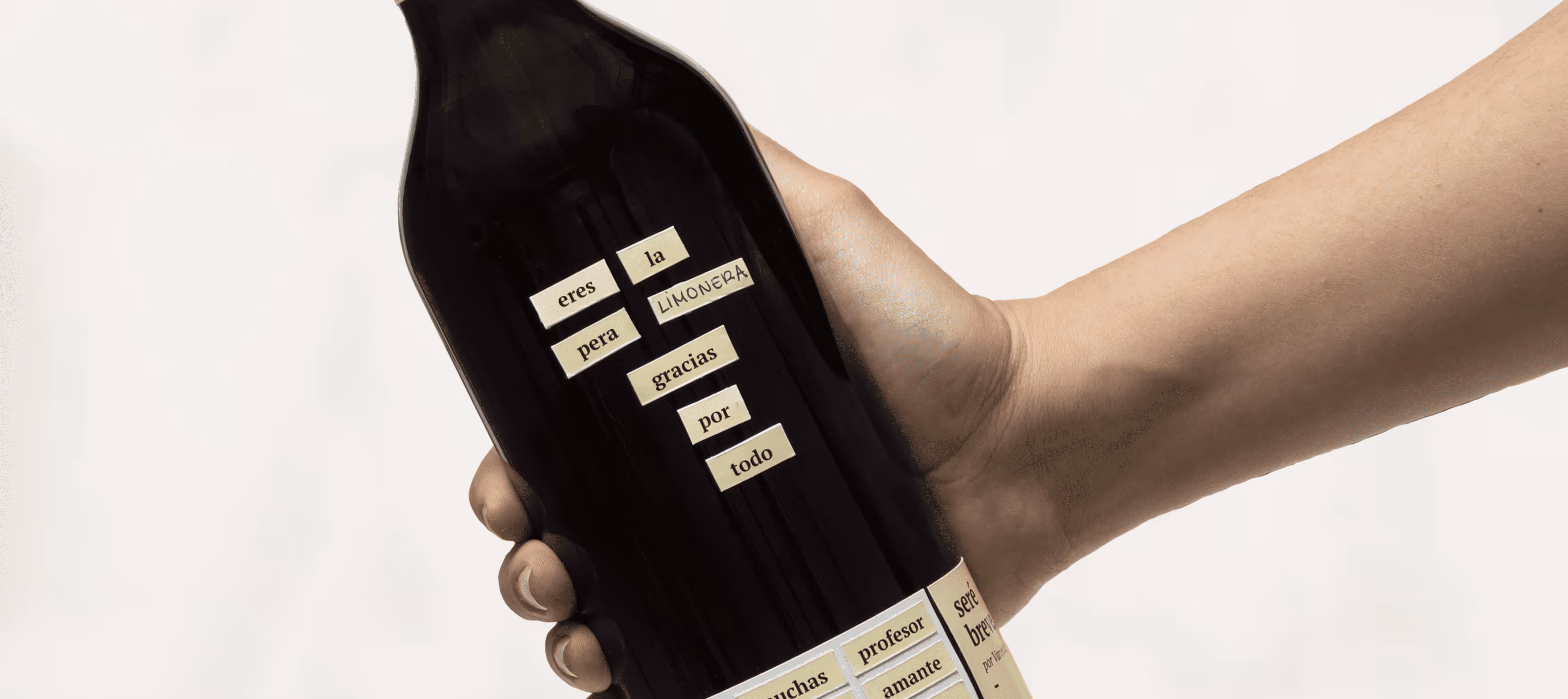 Detalle de la botella de vino tinto del proyecto Seré breve de Carlota Carrillo