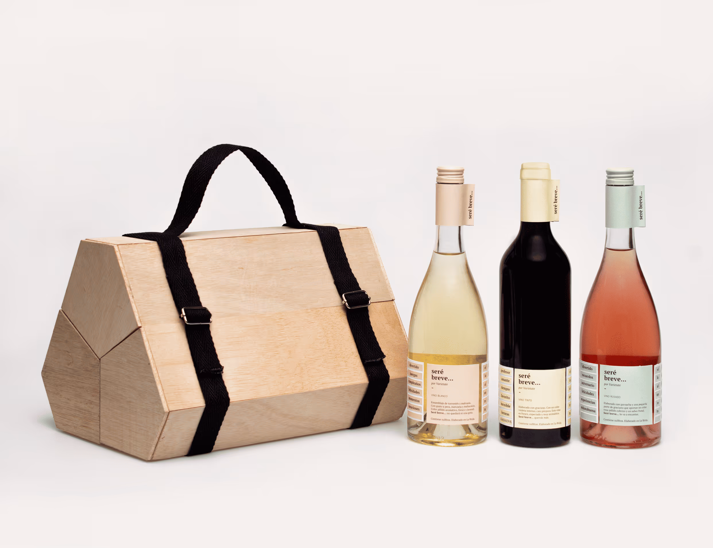 Botellas de vino y caja del proyecto Seré breve de Carlota Carrillo