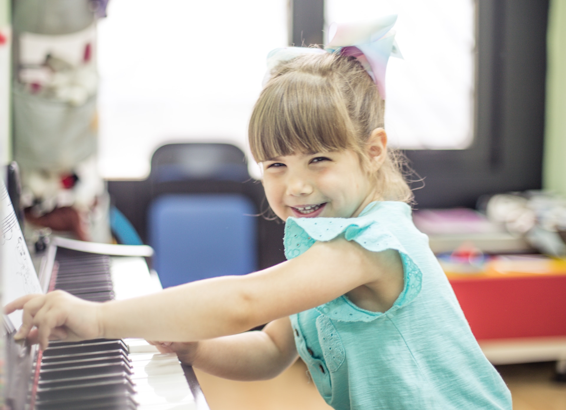 A kid having a blast learning piano without a teacher.