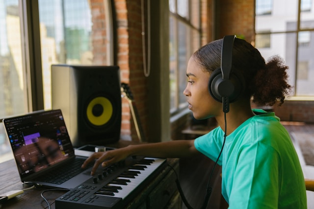 Learner using a piano learning app during practice.