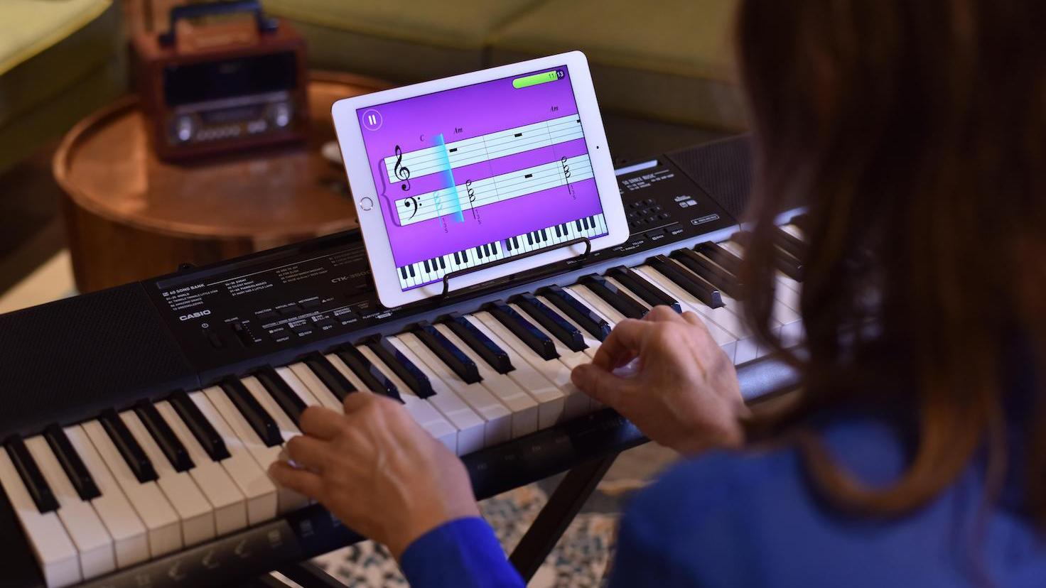 Self-taught pianist focused on immersive piano practice