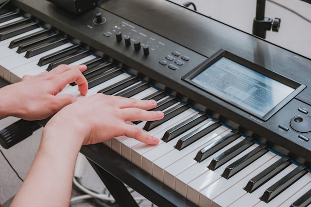 Piano learner following personalized lessons on a MIDI keyboard.