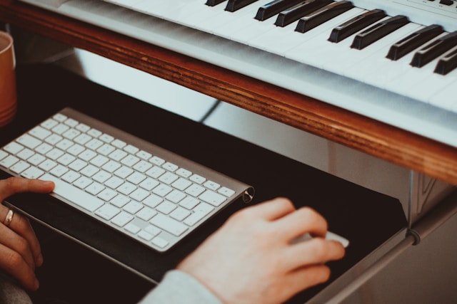 Beginner exploring online piano lessons.
