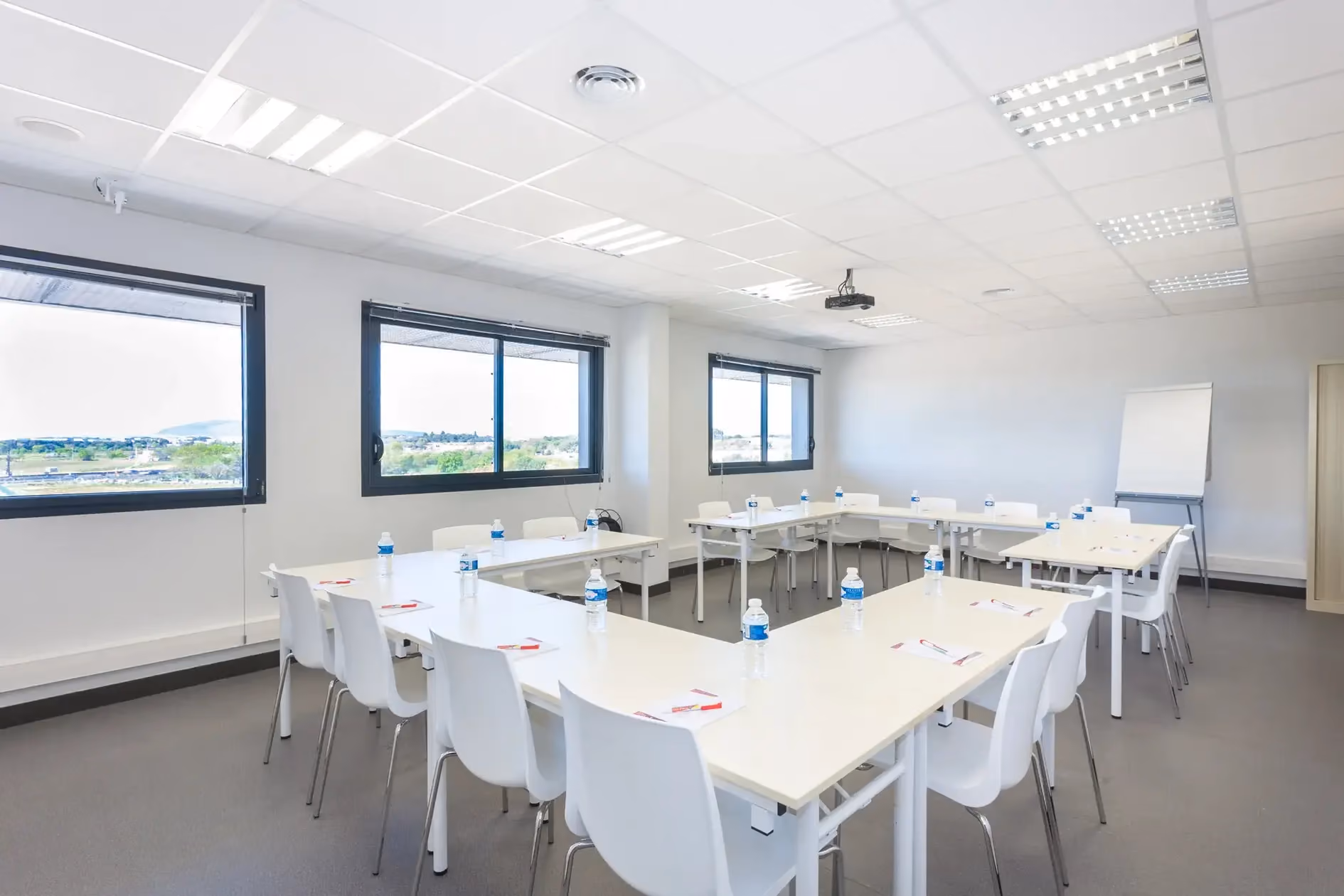 Salle de formation équipée pour réunions et conférences à Espace Entreprise Garosud, Montpellier