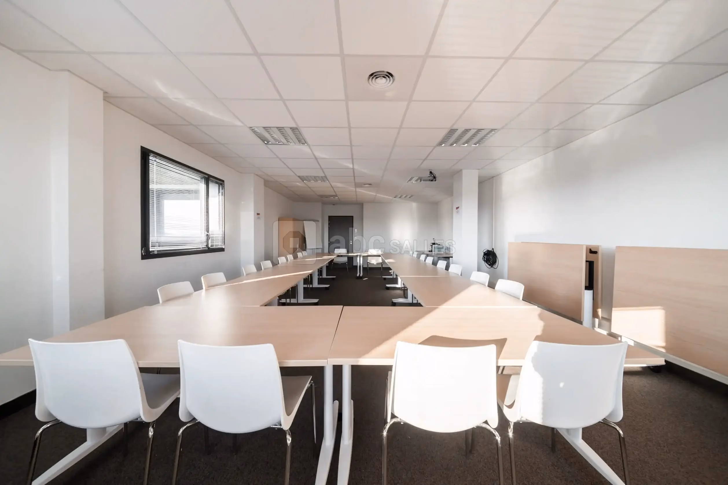 Salle de réunion moderne à Espace Entreprise Garosud, Montpellier