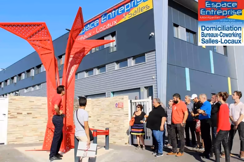 Totem signalétique à l'entrée de l'Espace Entreprise de Garosud, Montpellier