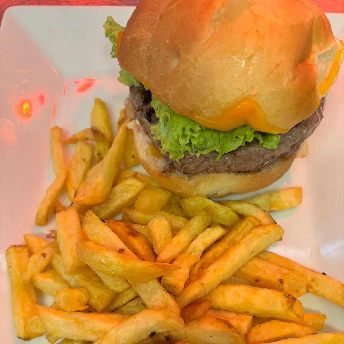 Burger maison au cheddar et frites fraîches, restaurant Ô Resto, Espace Entreprise Garosud Montpellier