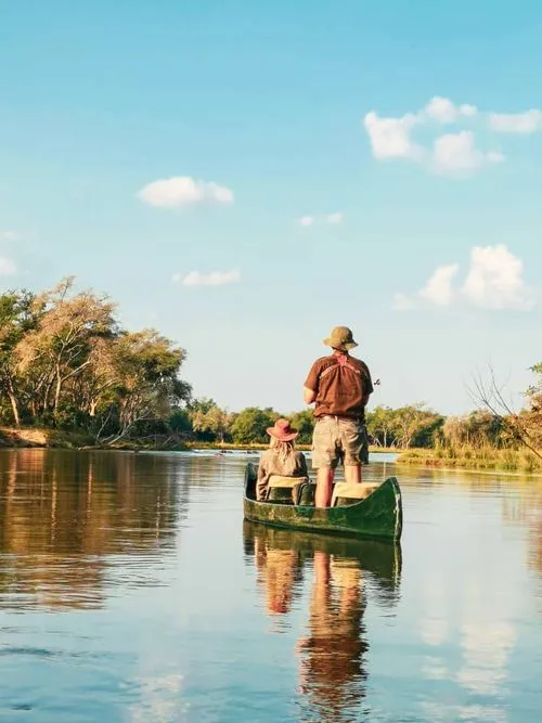 Hochzeitsfotografin in Sambia bei einer Kanufahrt