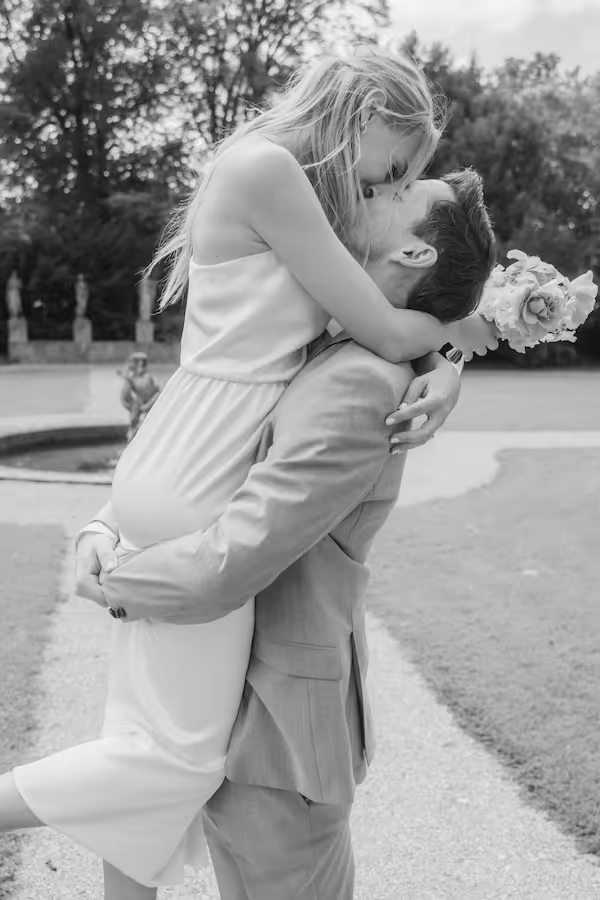 Hochzeitspaar umarmt sich.