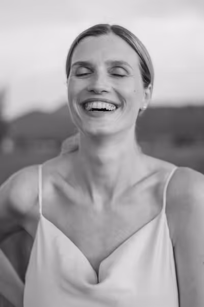 Lachendes Portrait einer modernen Braut.