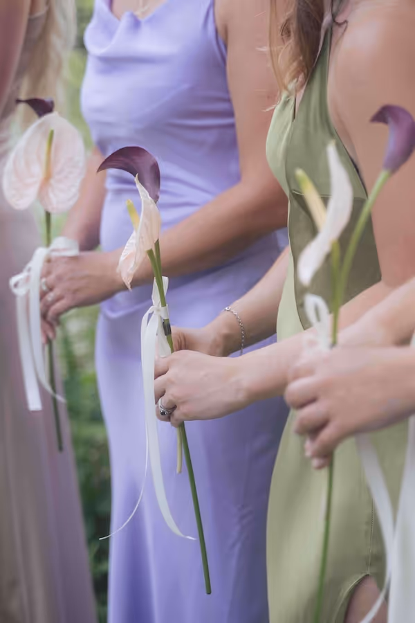 Brautjungfern halten Calla-Lilien in den Händen.