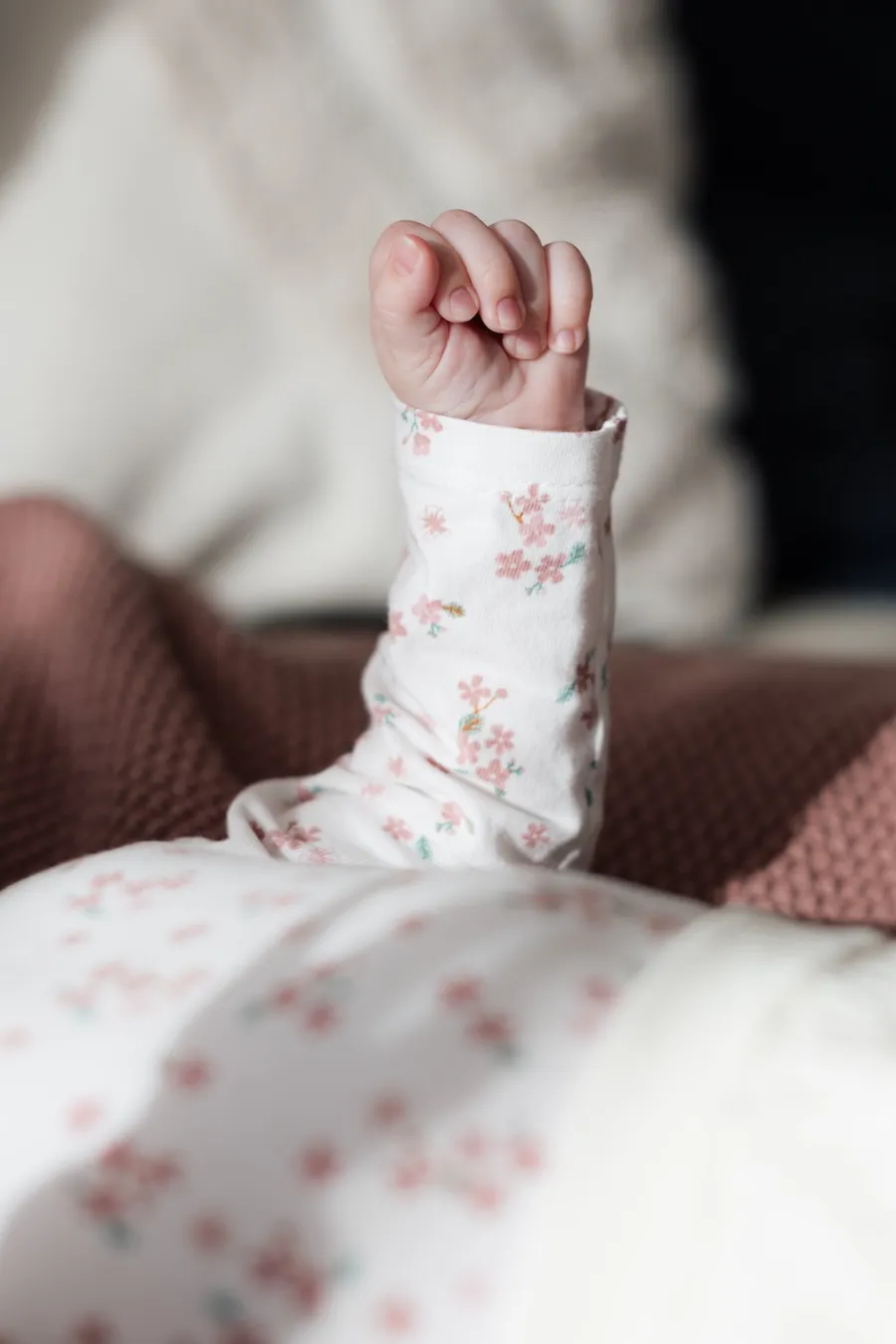 Eine Mädchen Baby Hand als Detailfoto bei einem Newborn-Fotoshooting.