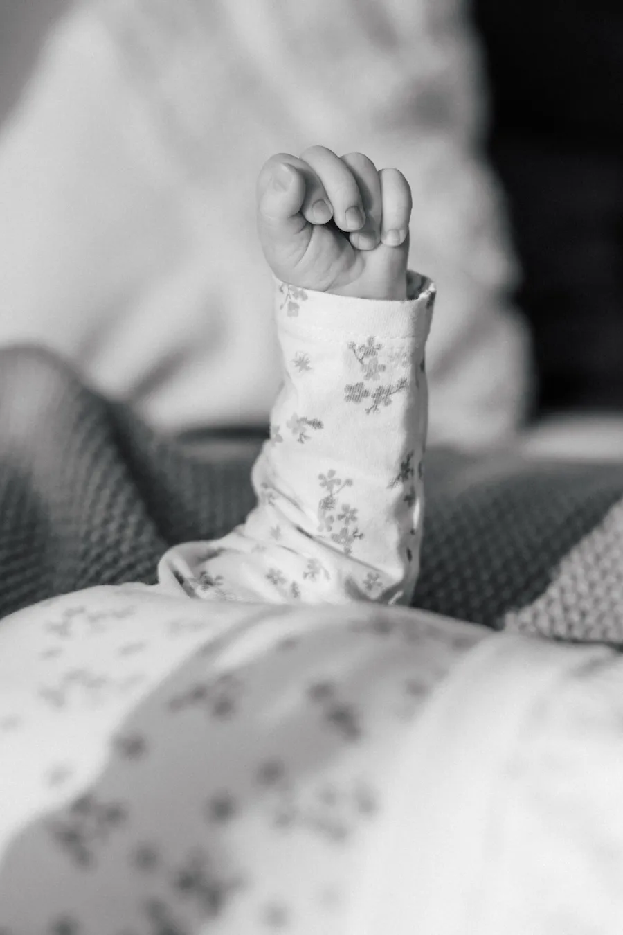 Baby-Detail Foto von Händen in schwarz-weiß.