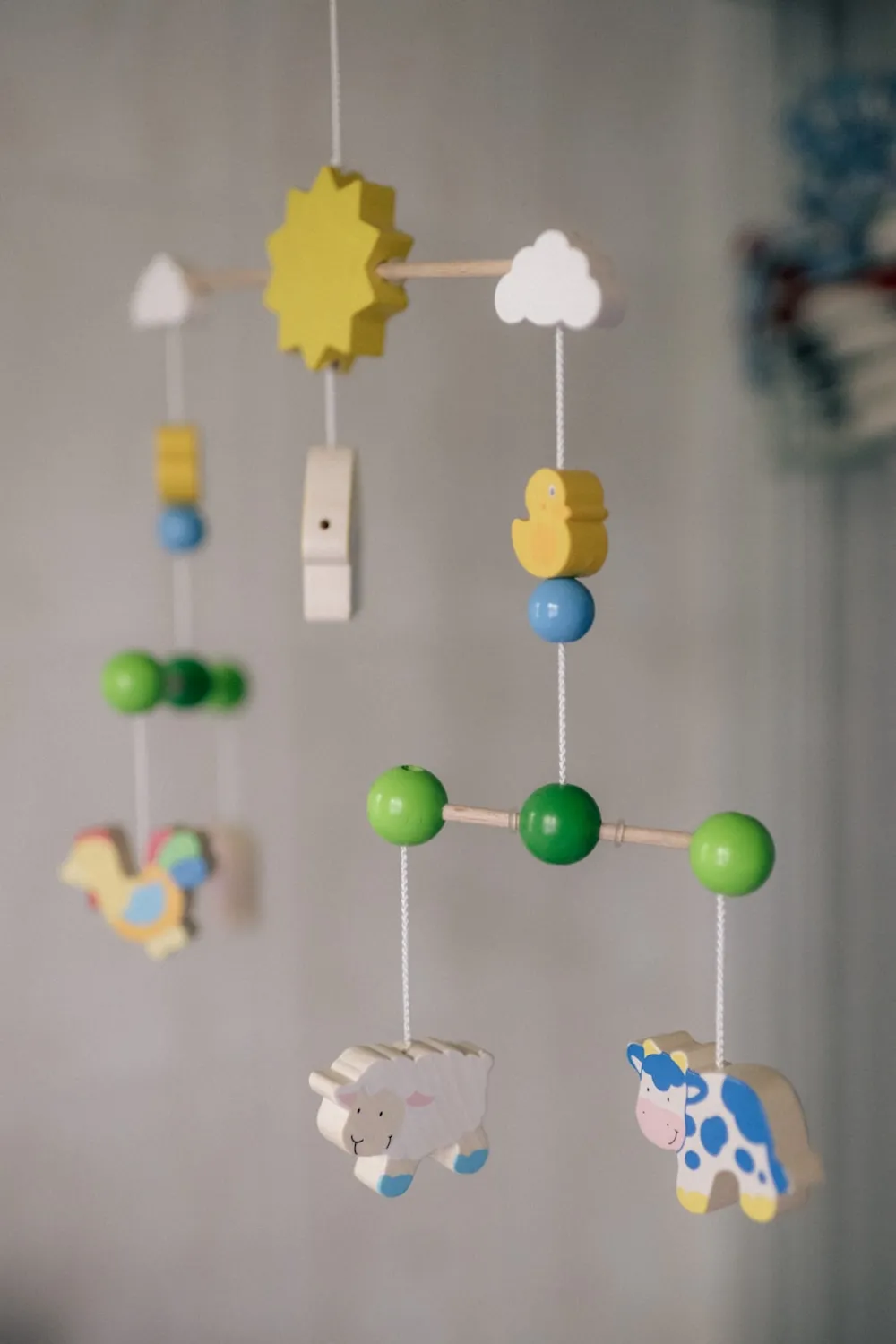 Mobile-Kette hängt im Kinderzimmer.