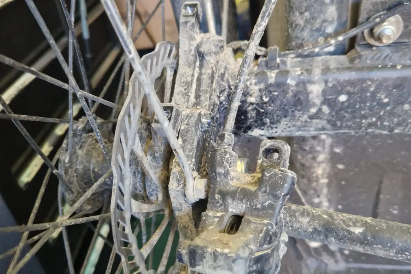 Beskidte og korroderede bremser på cykel efter vinter – rustent bremsekabel