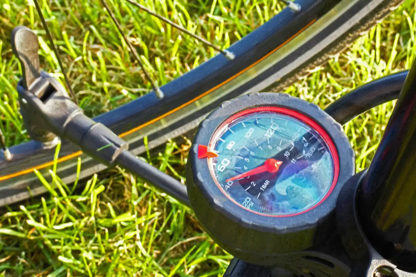 Pumping af cykelhjul med manometer for at sikre korrekt dæktryk