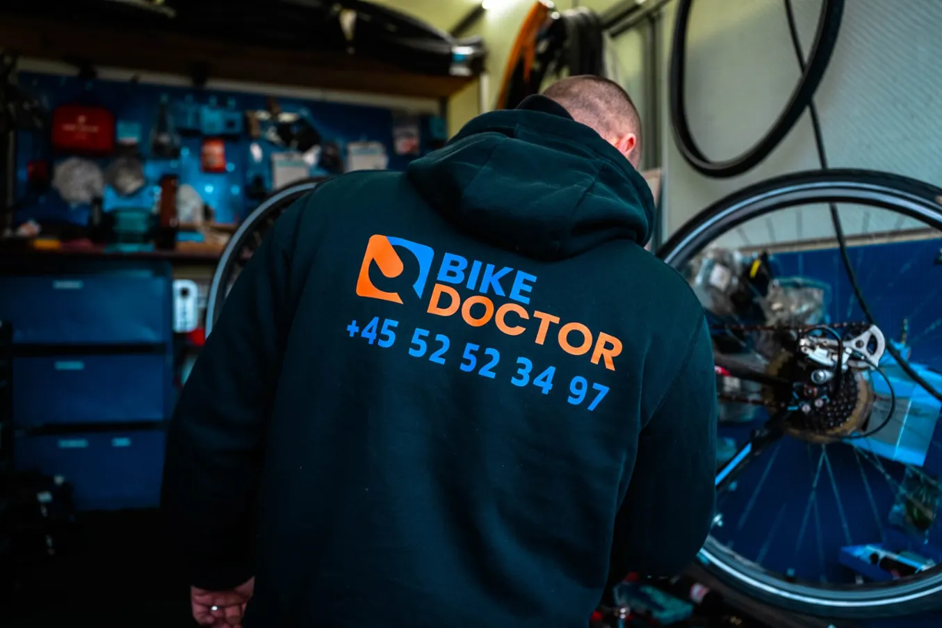 BikeDoctor mekaniker Alex på vagt – klar til mobil cykelreparation og forårseftersyn