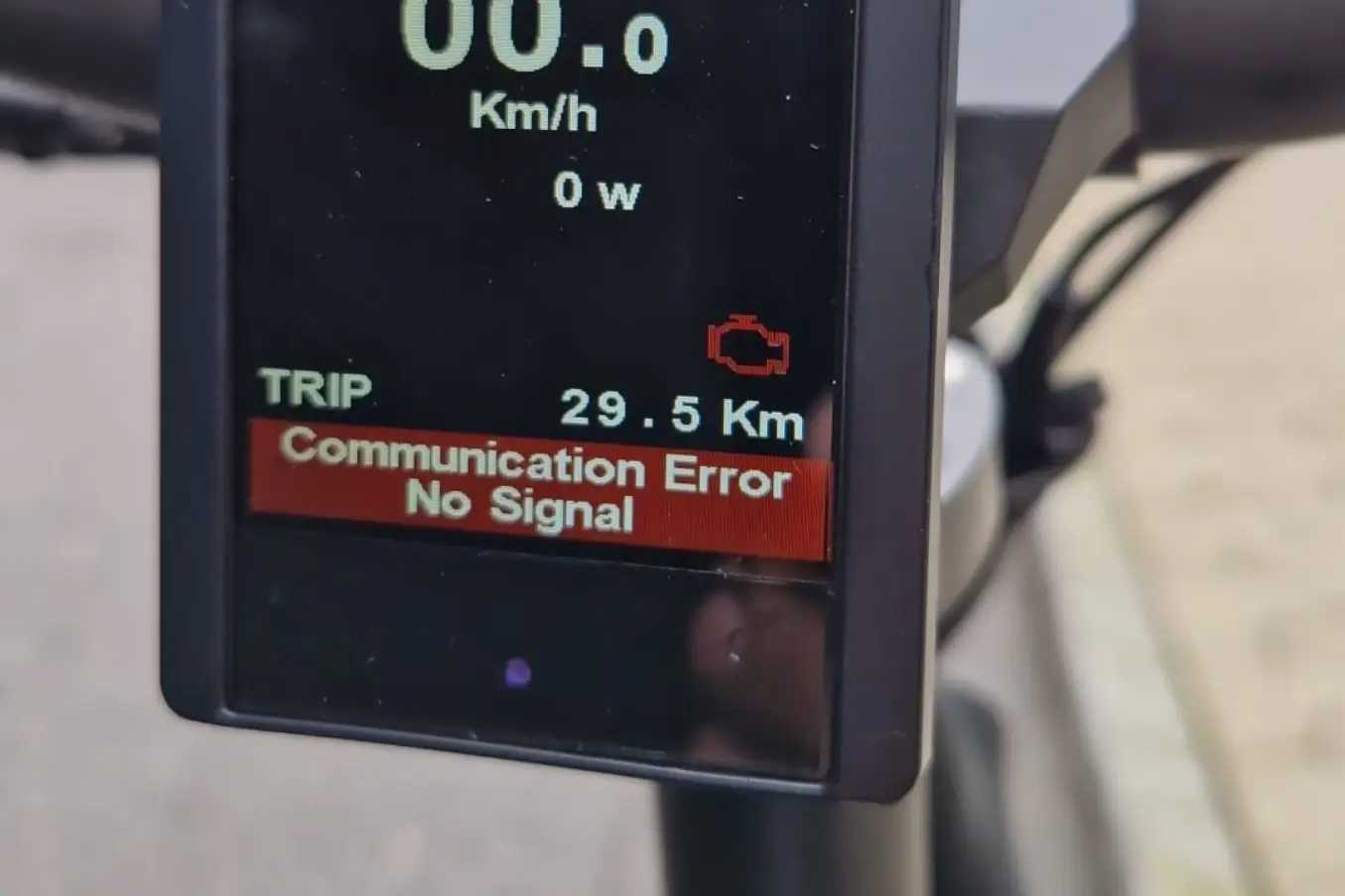 Ladcykel display med communication error – løst kabel eller defekt stik på elcykel