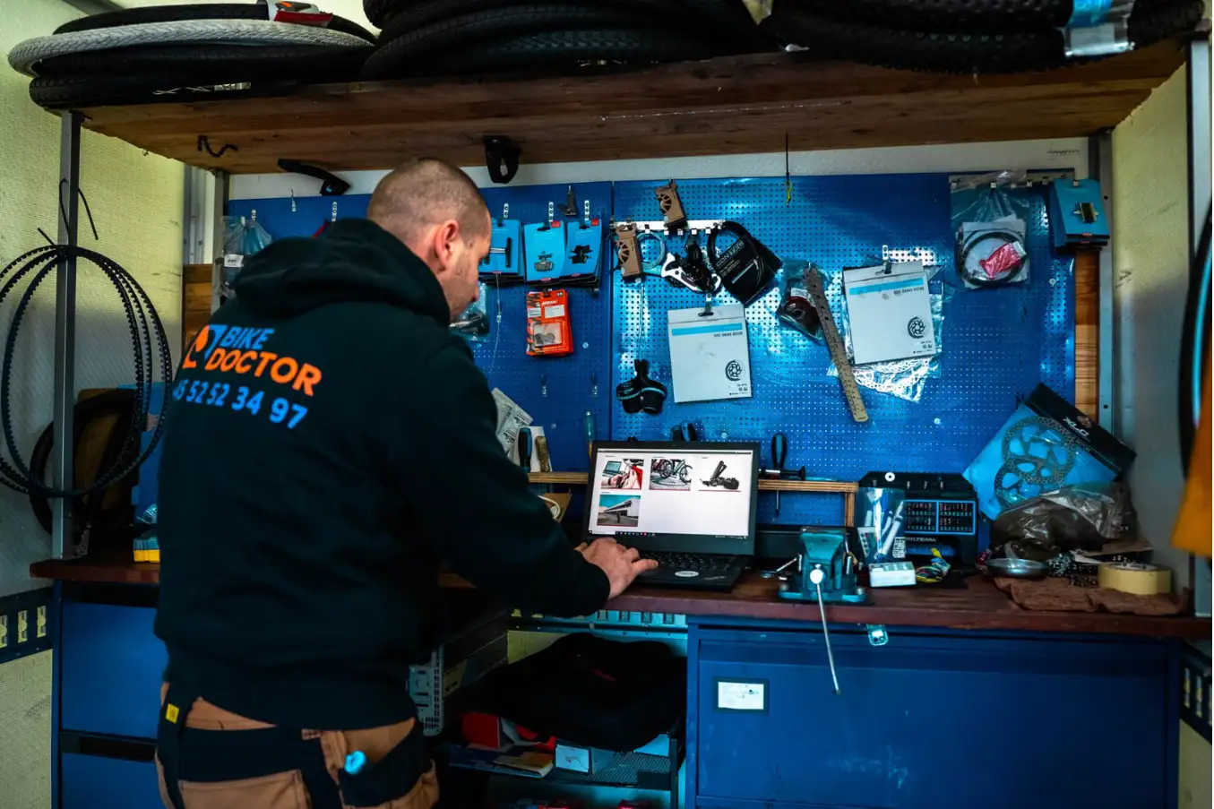 BikeDoctor mekaniker opdaterer elcykel software med diagnostikværktøj