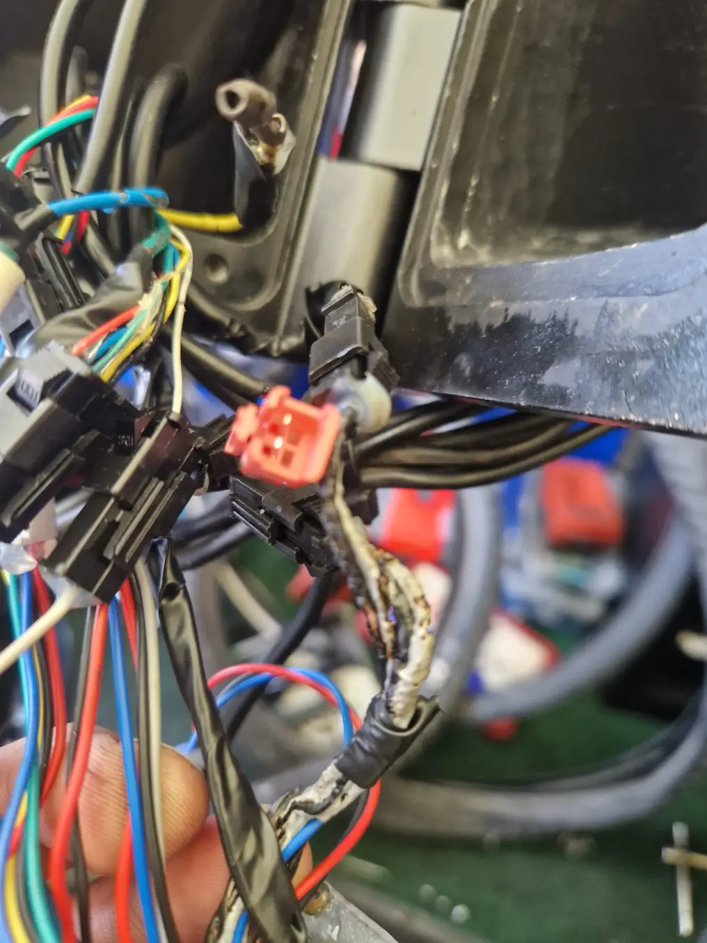 Løs forbindelse på elcykel batterikabel – kontaktfejl der tømmer batteriet hurtigere