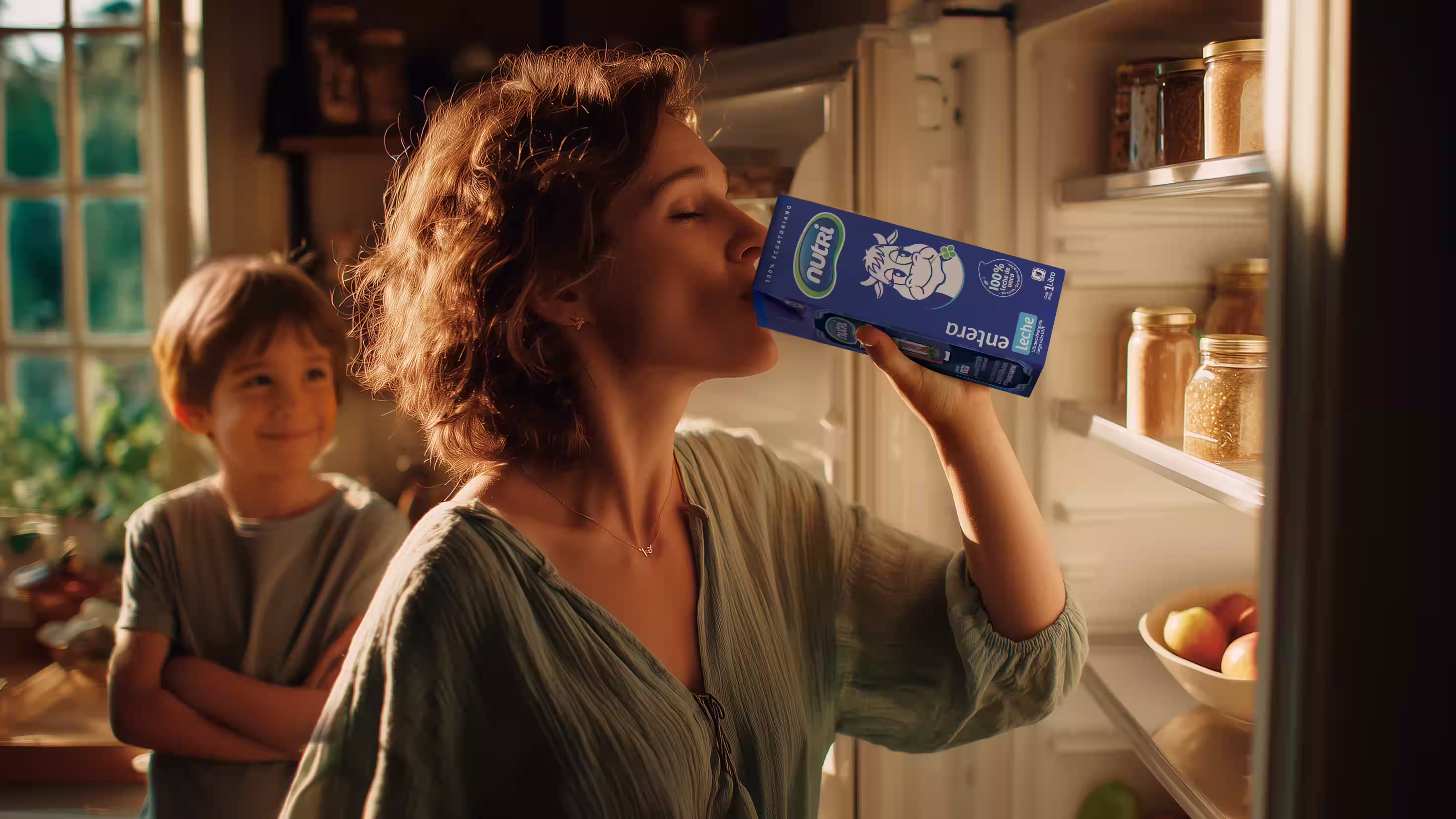 Mujer disfrutando leche Nutri con su hijo en casa, campaña publicitaria Es más rrrica.