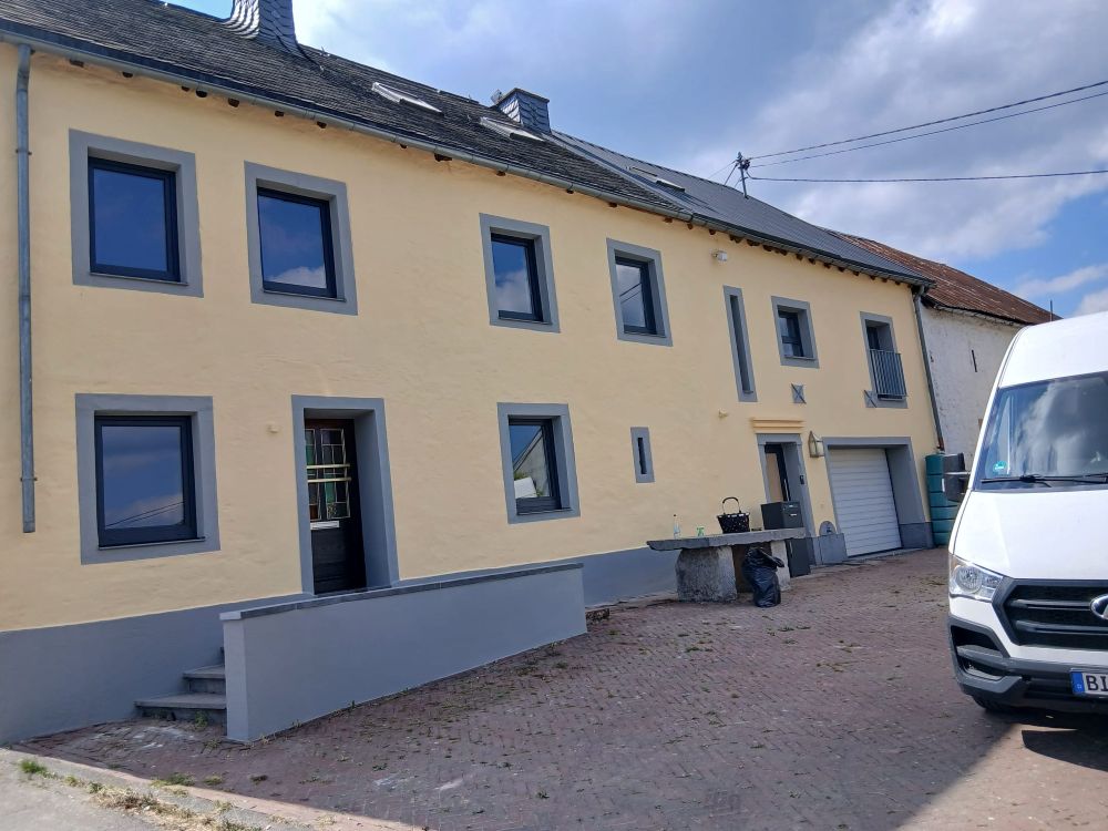 Aussenfassade eines gelben Hauses mit Innenhof
