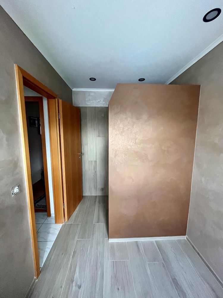 Renovierter Raum mit Wandfarbe in beige/grau