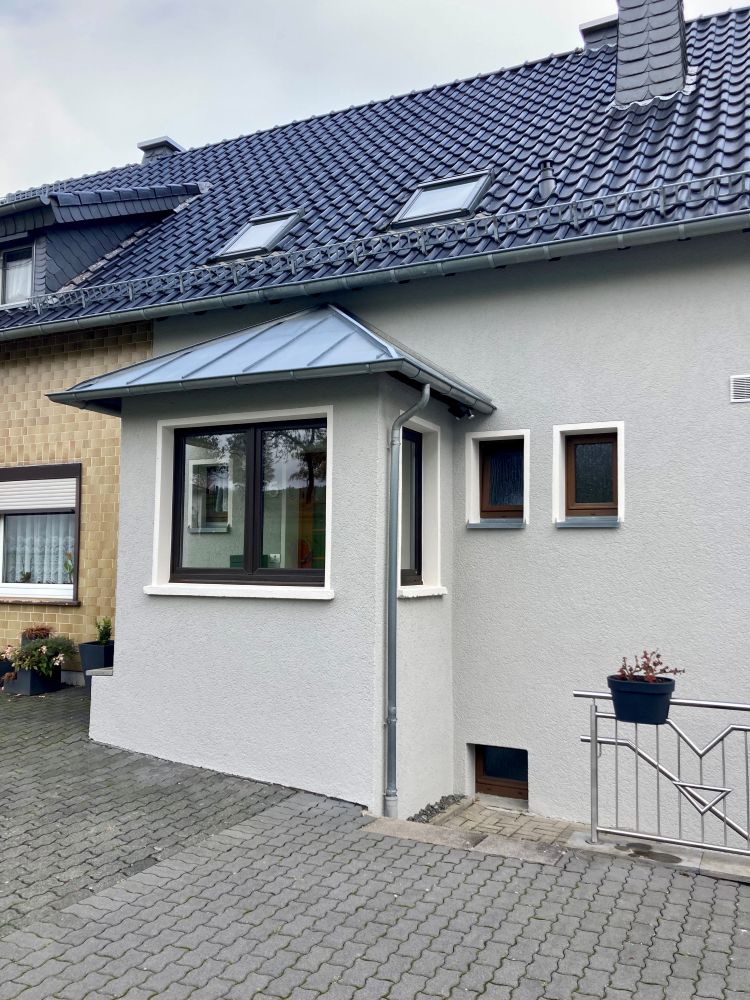 Wohnhaus mit grauer Fassade