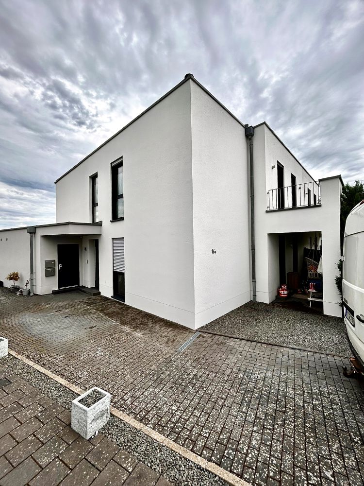 Modernes Haus mit weißer Fassade von außen