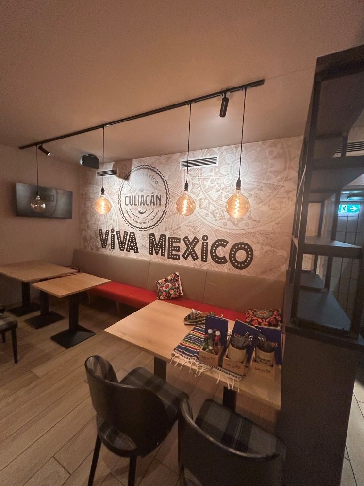 Innenansicht von Culiacan Trier Wandbemalung Logo und Viva Mexico