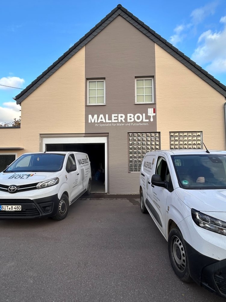 Außenansicht der Firma Maler Bolt mit zwei Autos vor der Tür