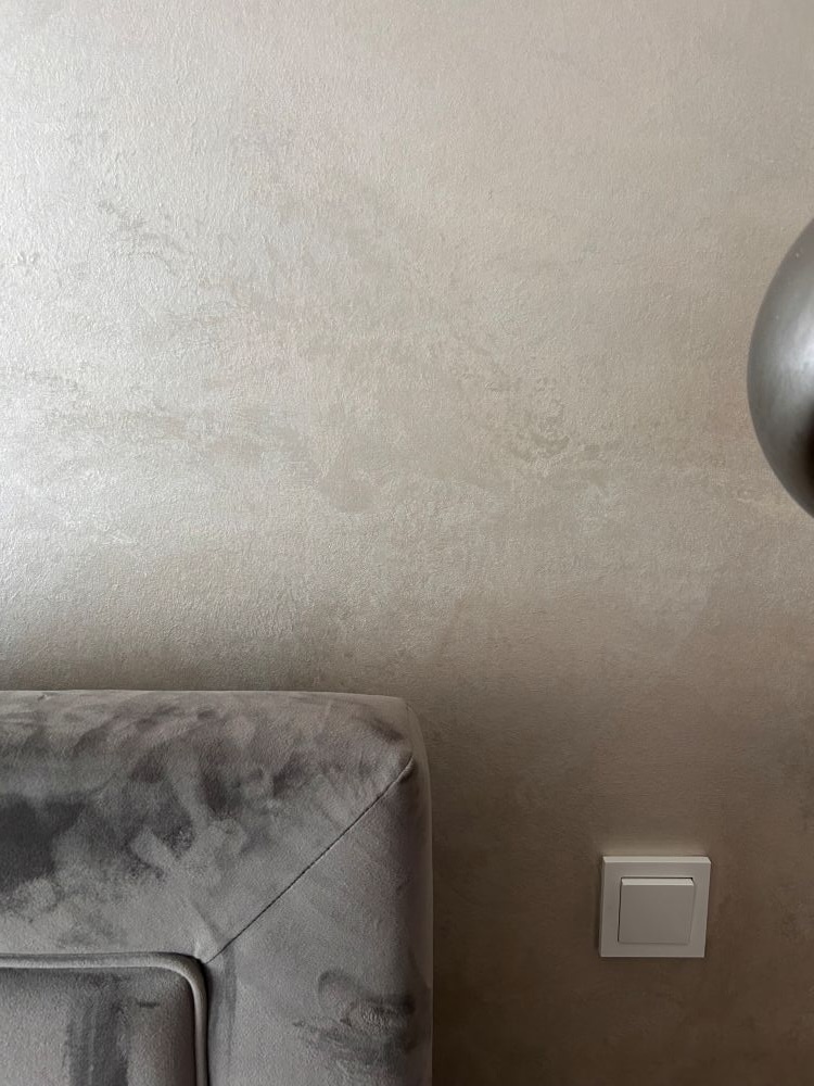 Nahansicht einer neu gestrichenen Wand