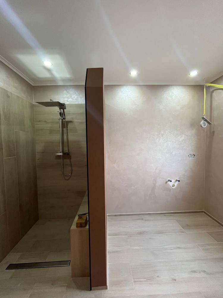 Begehbare Dusche mit Holzoptik