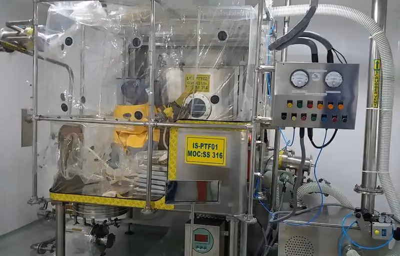Isolateurs pour sécheurs à plateau sous vide