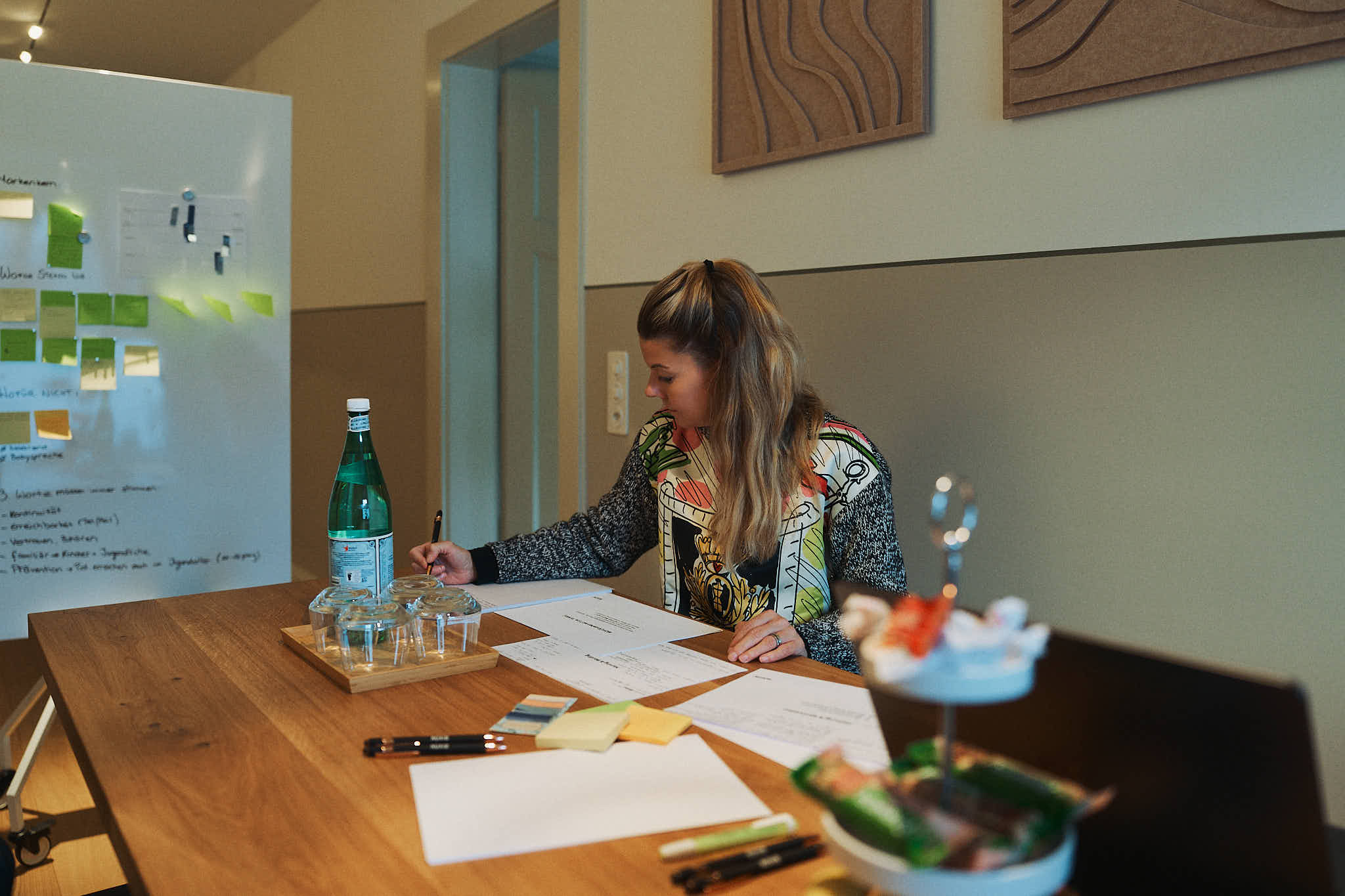 Einblick in einen Brandworkshop bei BIXON: gemeinsame Analyse, klare Fragen und strukturierte Gespräche als Basis für starke Marken.