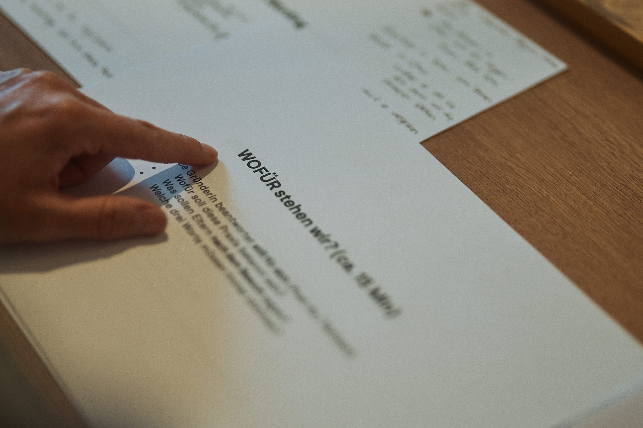 Einblick in einen Brandworkshop bei BIXON: gemeinsame Analyse, klare Fragen und strukturierte Gespräche als Basis für starke Marken.