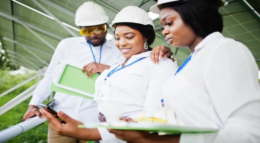 un groupe de personnes debout les unes autour des autres.