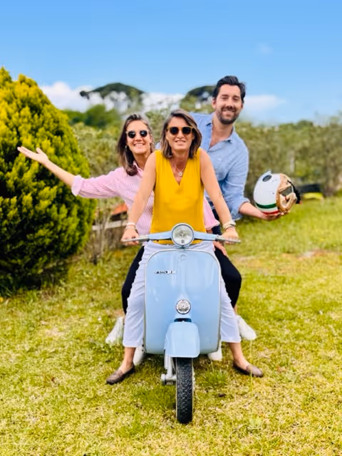 Michael Boudot et Constance Decré, co-fondateur de l'agence DMC Kerkyra à Corfou en Grèce, sur un scooter.