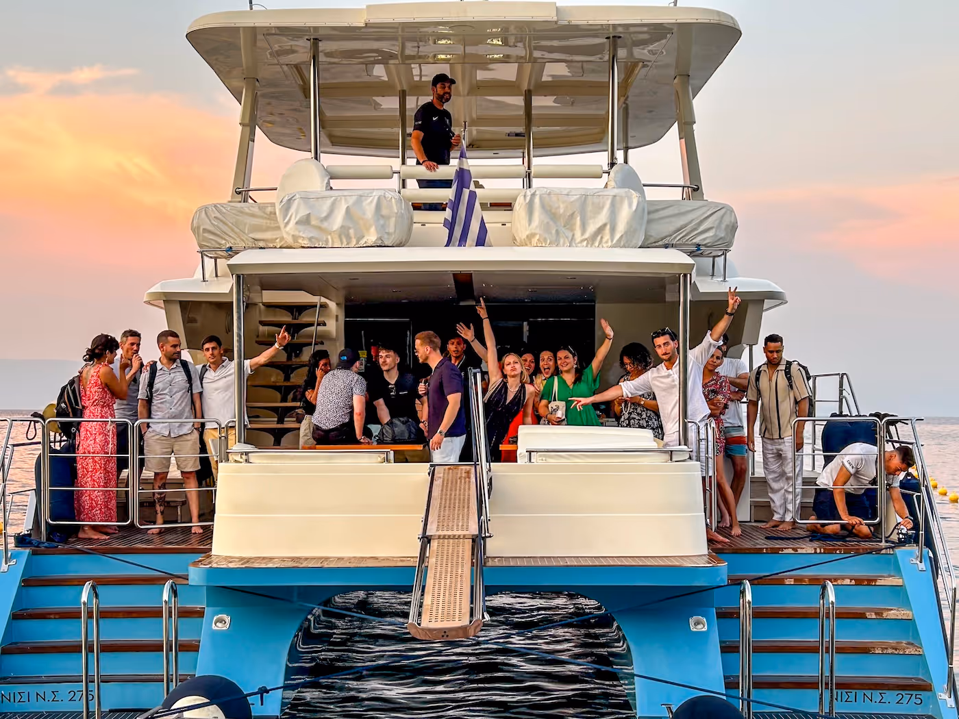 Reception de groupe sur un grand catamaran lors de leur séminaire MICE à Corfou en Grèce avec l'agence DMC Kerkyra