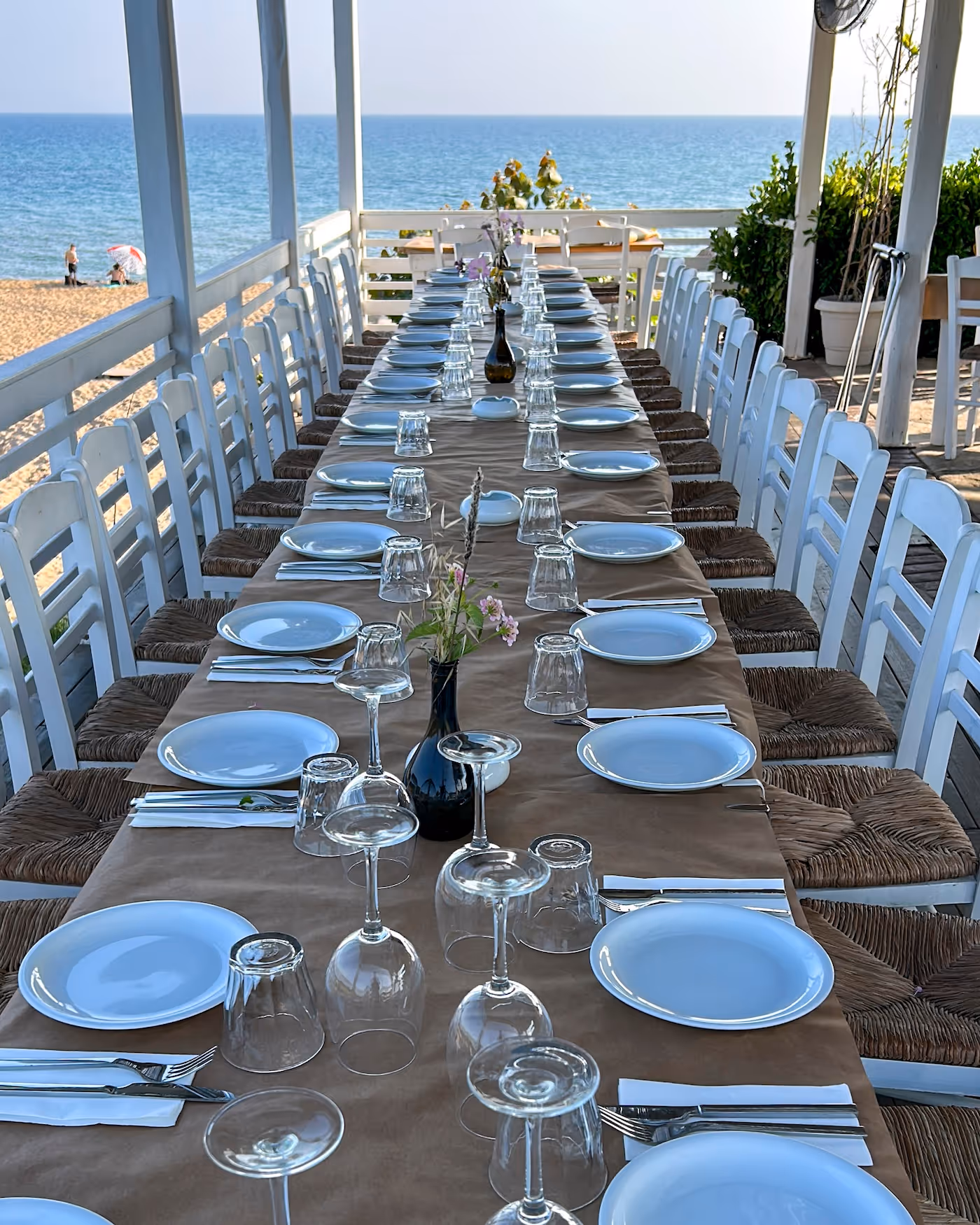 Déjeuner au bord de l'eau pour des groupe lors de leur séminaire MICE à Corfou en Grèce avec l'agence DMC Kerkyra