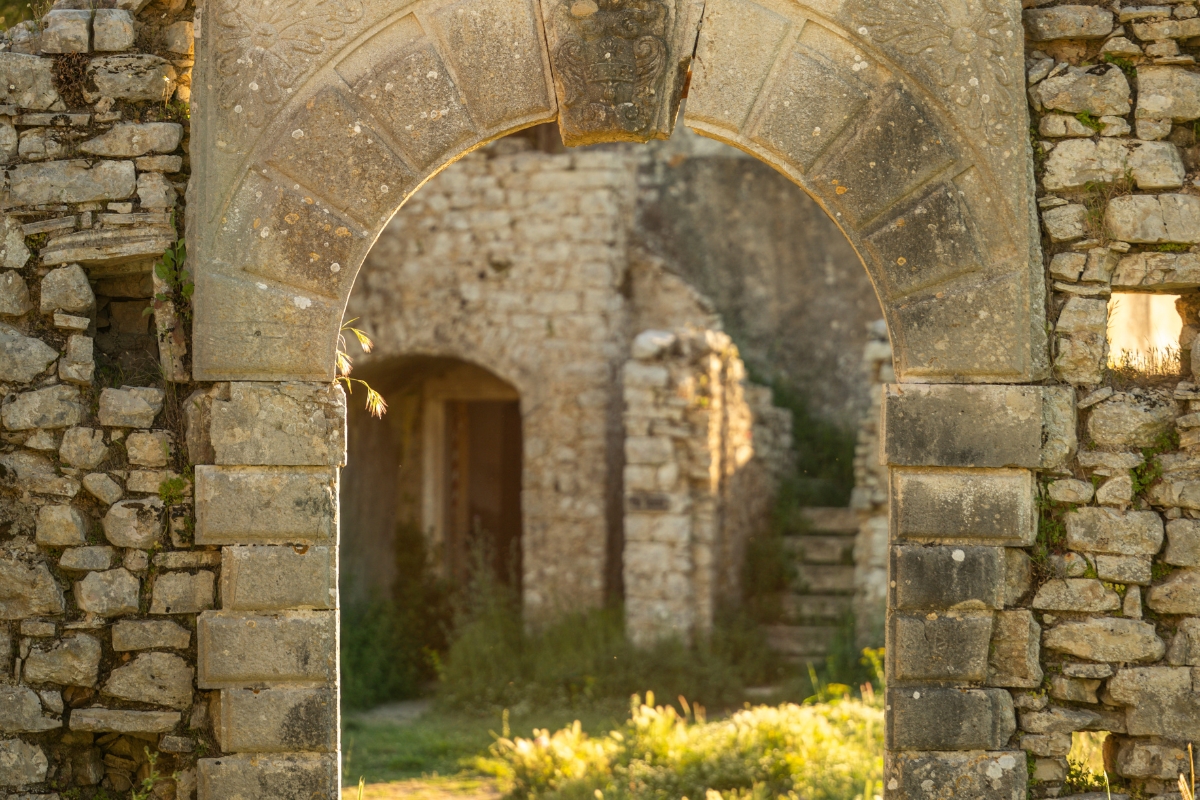 Arche en pierre et ruines des anciennes maisons d’Old Perithia
